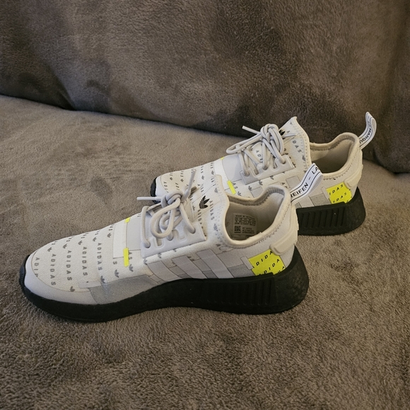 Big kids or womens Addias sneaker - Picture 4 of 5